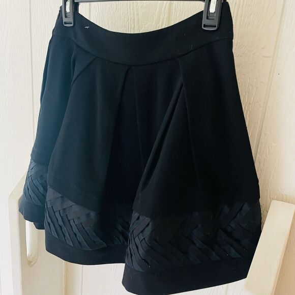 Diane Von Furstenburg Women’s Black Wool Pleated A-line Mini Skirt Flounce Sz 6 - Picture 2 of 6